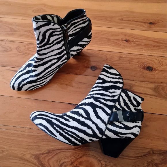 Women's size 38 =7AU 'MIMCO' Gorgeous black and white leather ankle boots AS NEW - Picture 3 of 8